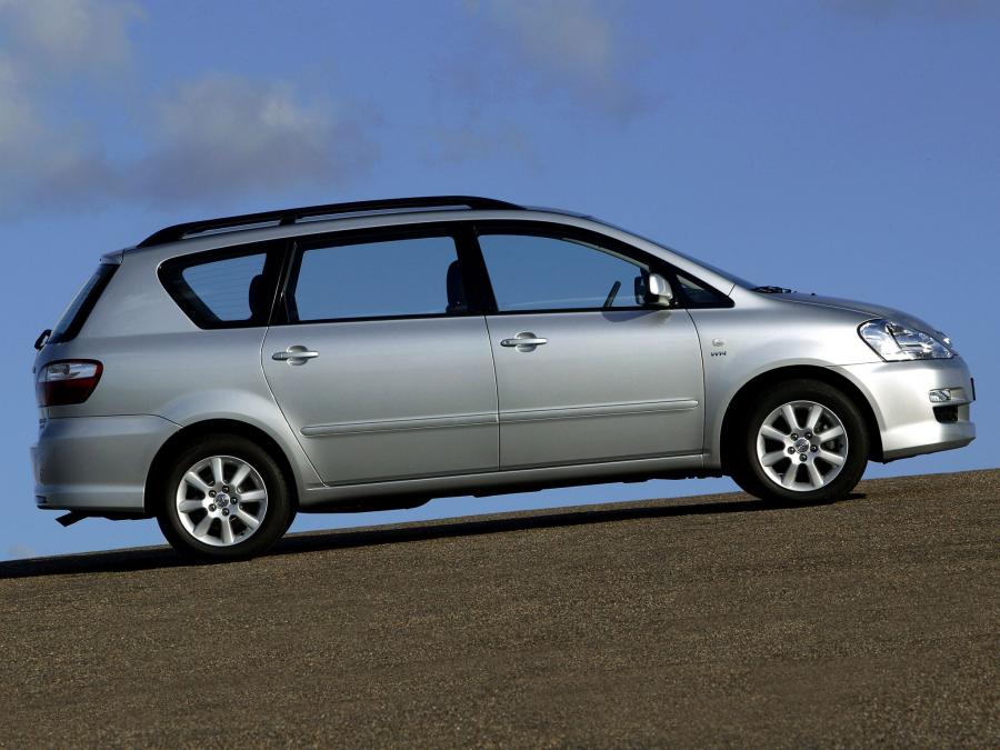  Toyota Avensis Verso 2003 года  (фото 15 из 25)